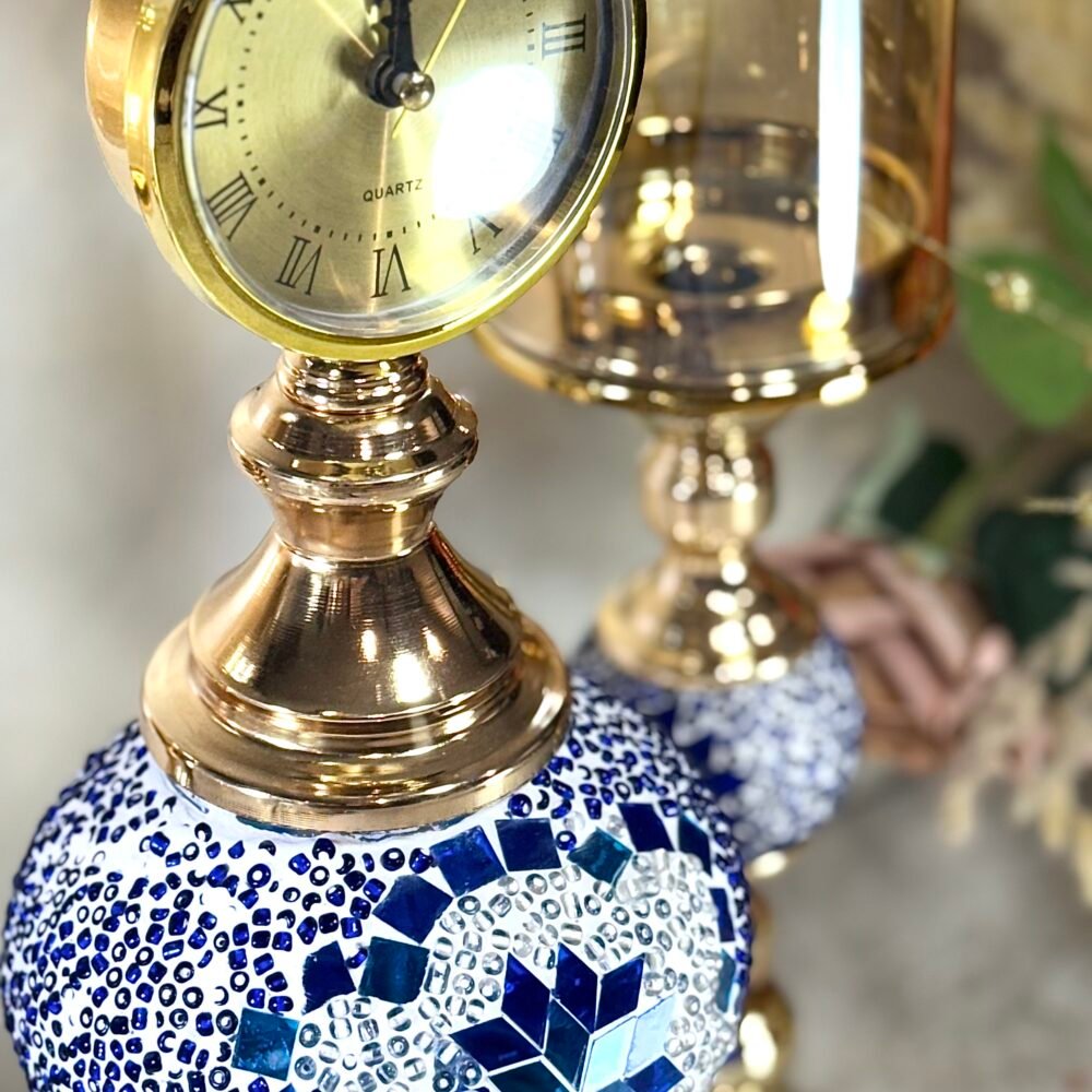 Ensemble Horloge sur Pied et 2 Bougeoirs – Doré, Bleu & Blanc, Décoration Élégante pour Intérieur Moderne