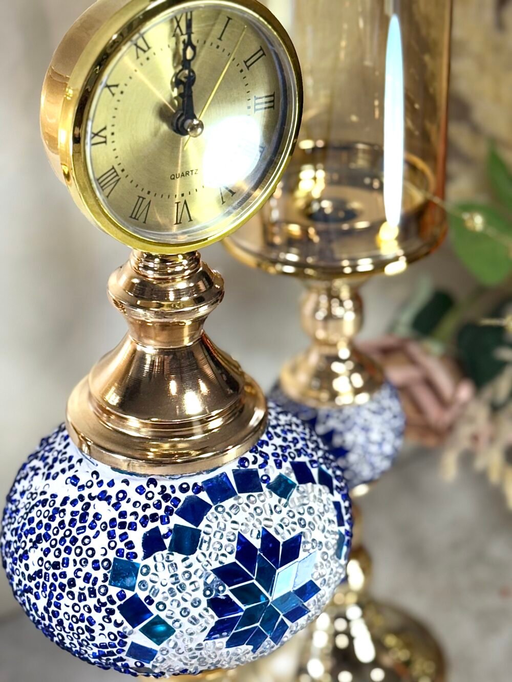 Ensemble Horloge sur Pied et 2 Bougeoirs – Doré, Bleu & Blanc, Décoration Élégante pour Intérieur Moderne