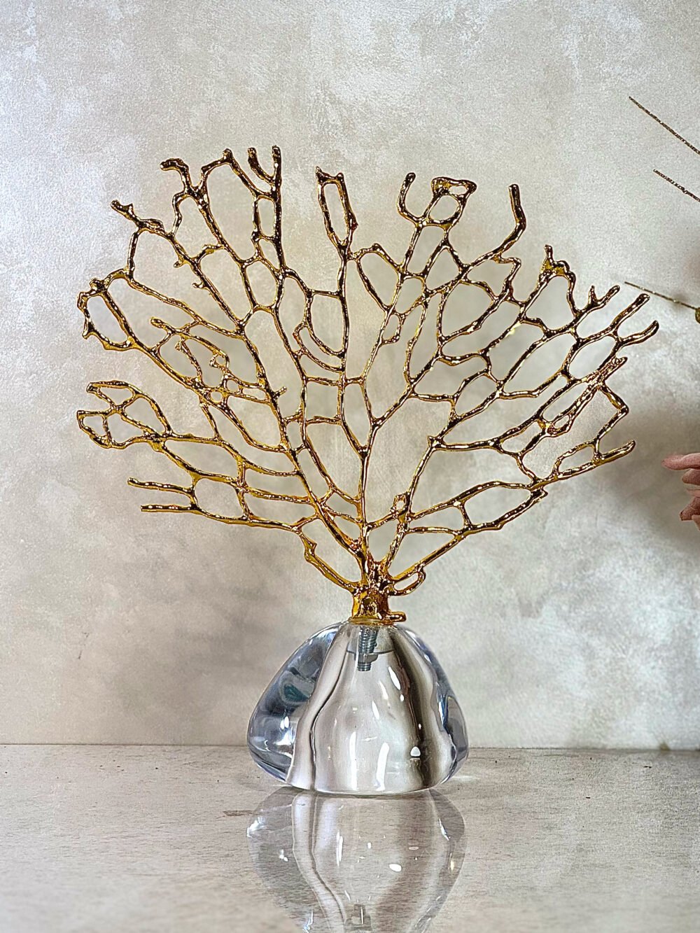 Décoration Arbre Doré avec Base Transparente – Élégance Moderne et Design Raffiné pour Intérieur