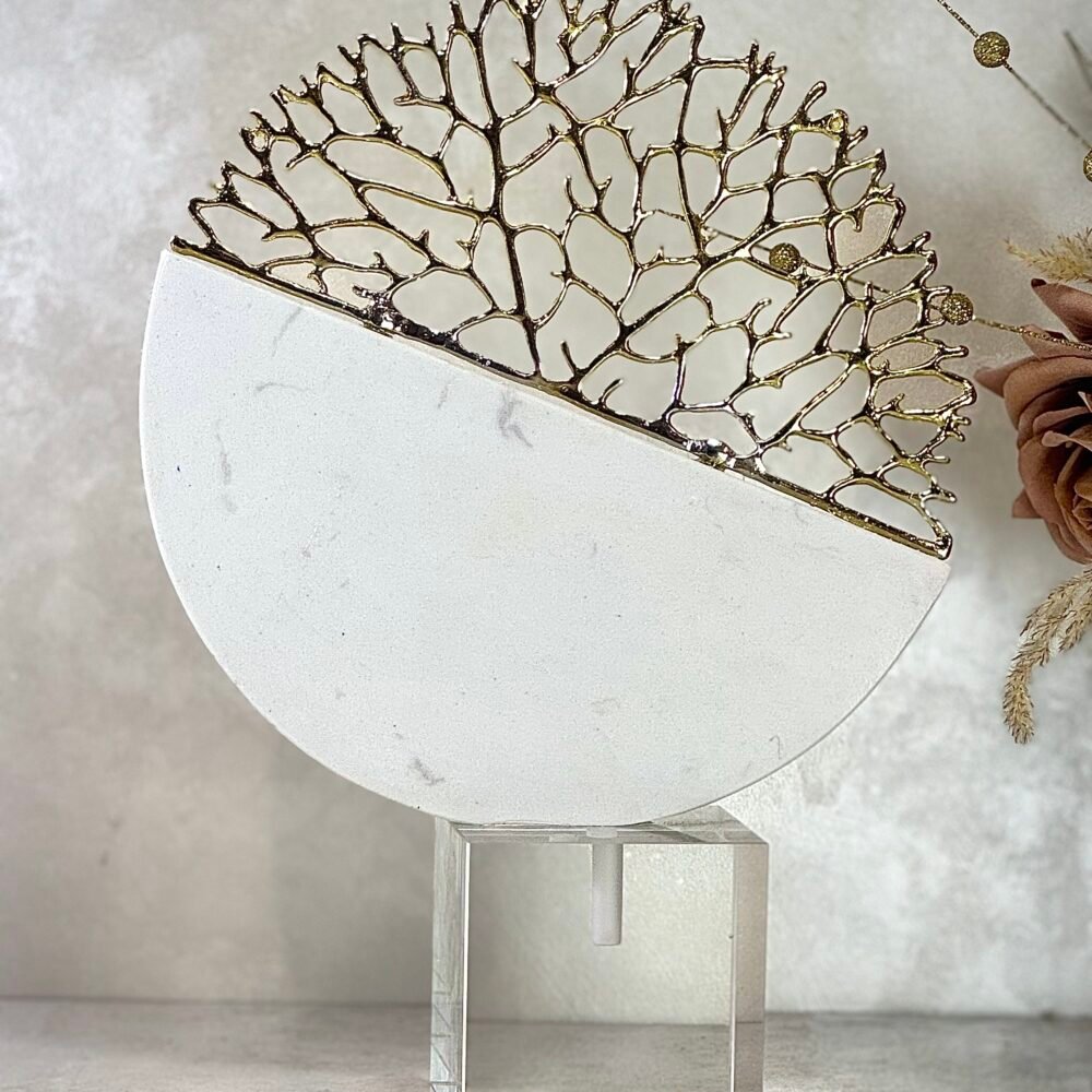 Statue Arbre Doré avec Détails en Marbre Blanc sur Base Carrée en Plexiglas Transparent – Décoration Élégante et Moderne