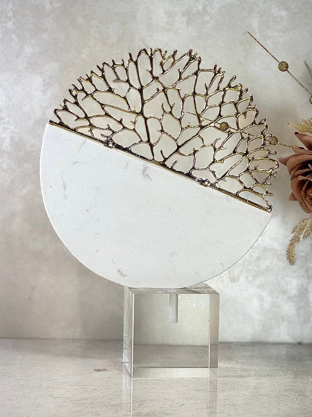 Statue Arbre Doré avec Détails en Marbre Blanc sur Base Carrée en Plexiglas Transparent – Décoration Élégante et Moderne