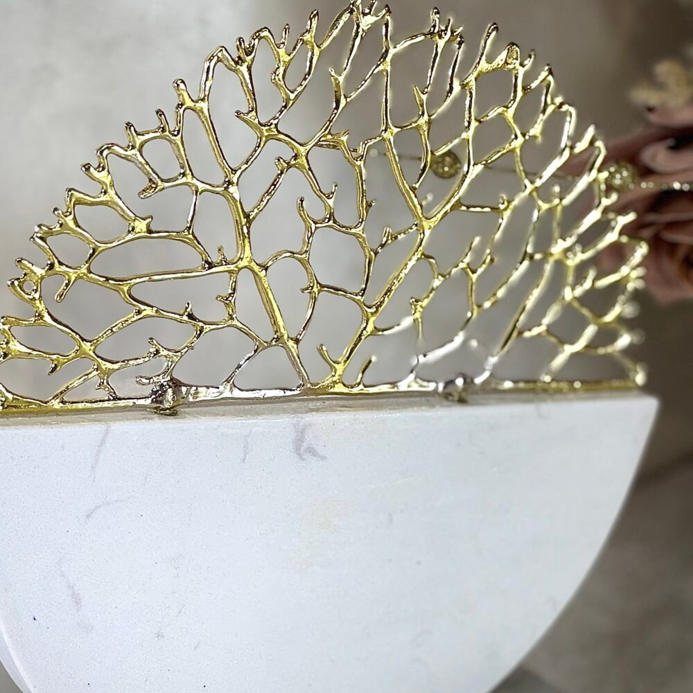 Statue Arbre Doré avec Détails en Marbre Blanc sur Base Carrée en Plexiglas Transparent – Décoration Élégante et Moderne