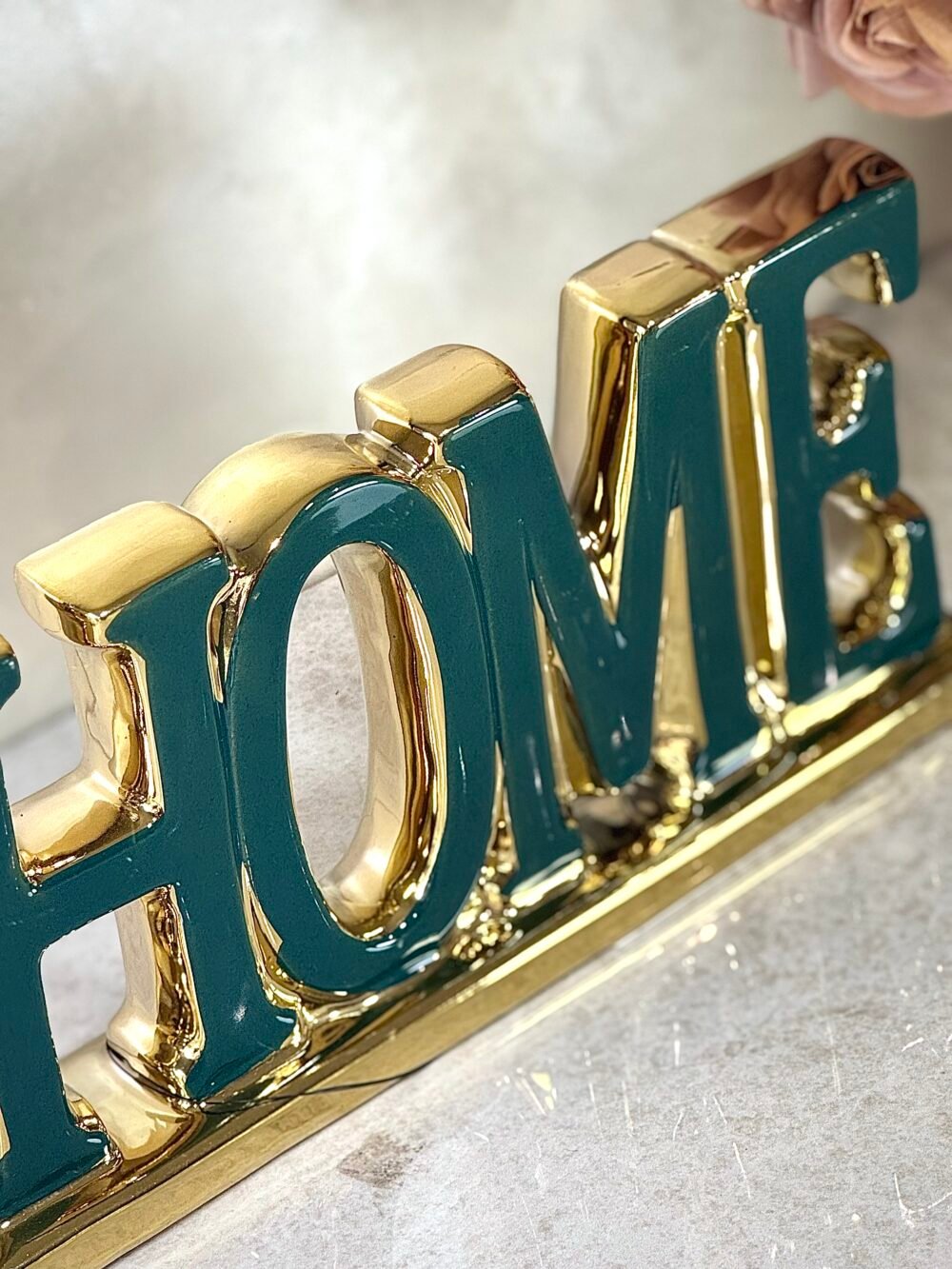 Décoration Céramique Verte et Dorée "HOME" – Élégance Moderne et Accueillante pour Intérieur