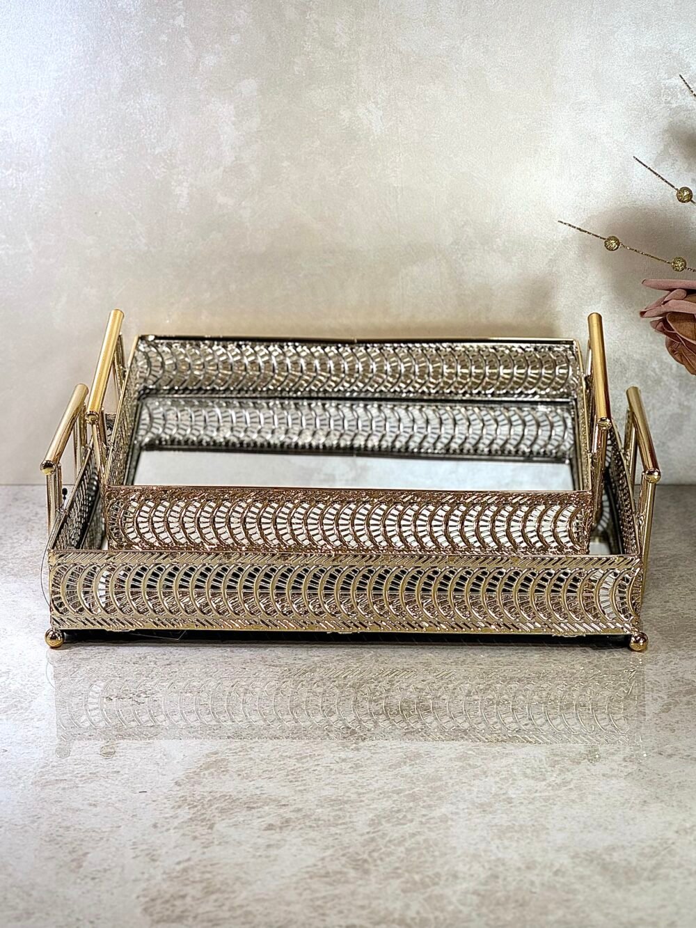 Ensemble de 2 Plateaux Rectangulaires en Miroir avec Poignées et Décoration en Arcs Dorés – Élégance Moderne et Raffinée