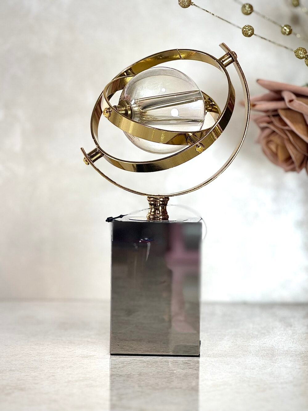 Décoration Boule Cristalline Tournante avec Support en Verre Gris Chromé – Élégance et Magie pour Intérieur Moderne