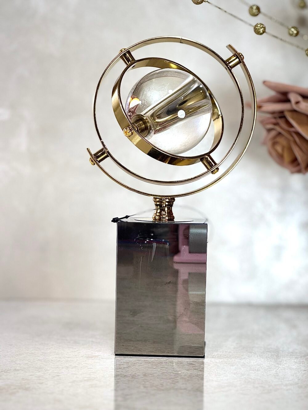 Décoration Boule Cristalline Tournante avec Support en Verre Gris Chromé – Élégance et Magie pour Intérieur Moderne