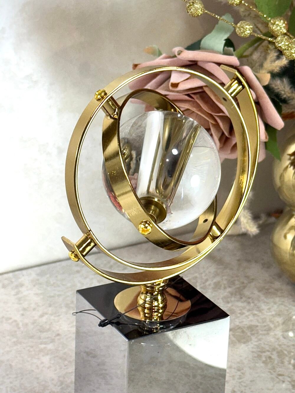 Décoration Boule Cristalline Tournante avec Support en Verre Gris Chromé – Élégance et Magie pour Intérieur Moderne