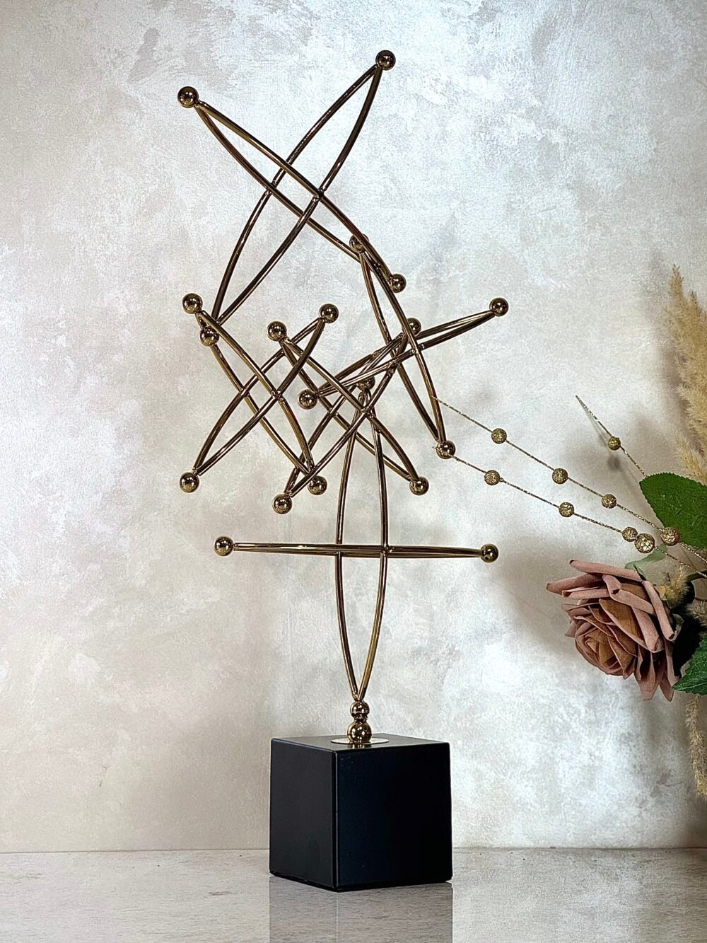 Statue Métallique Abstraite en Or et Noir avec Design de Constellation – Élégance Cosmique pour Décoration Moderne