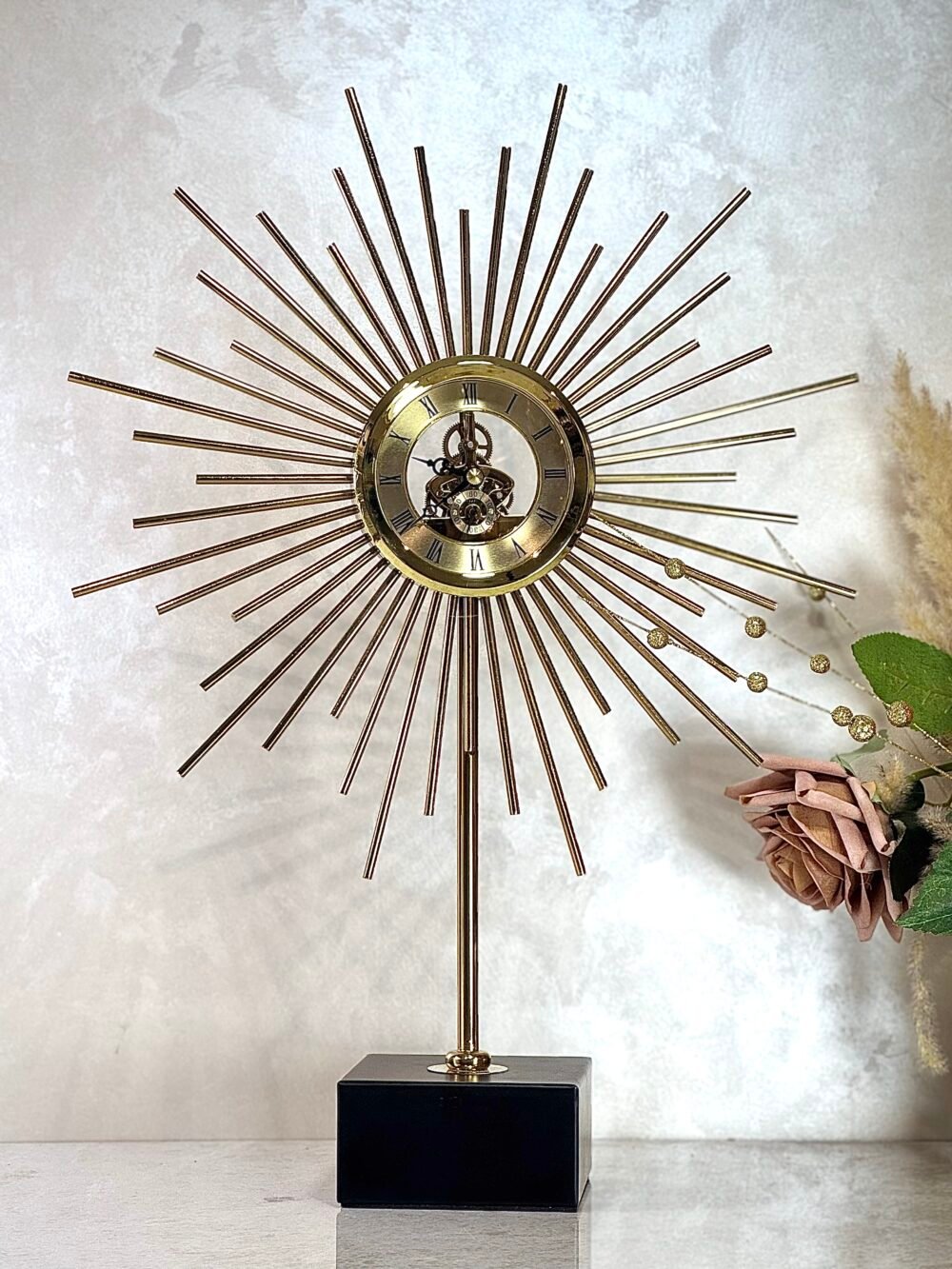 Statue Horloge Décorative en Métal Noir et Doré – Design Abstrait Soleil pour Intérieur Élégant