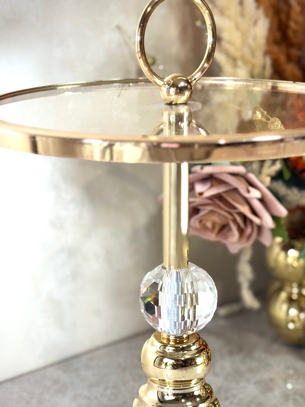 Présentoir élevé en Verre et Métal Doré – Élégance Moderne pour Décoration ou Service Raffiné