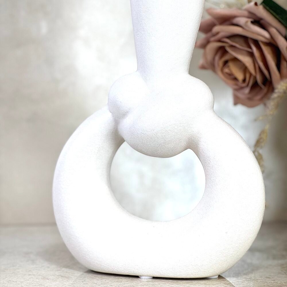 Vase Nœud Troué Abstrait en Céramique – Blanc Élégant, Taille Moyenne, Design Moderne et Sculptural