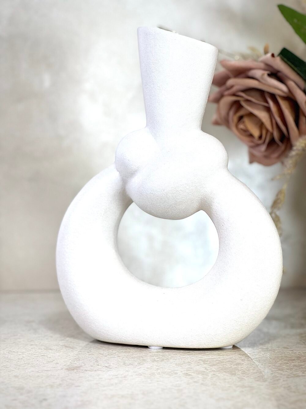 Vase Nœud Troué Abstrait en Céramique – Blanc Élégant, Taille Moyenne, Design Moderne et Sculptural
