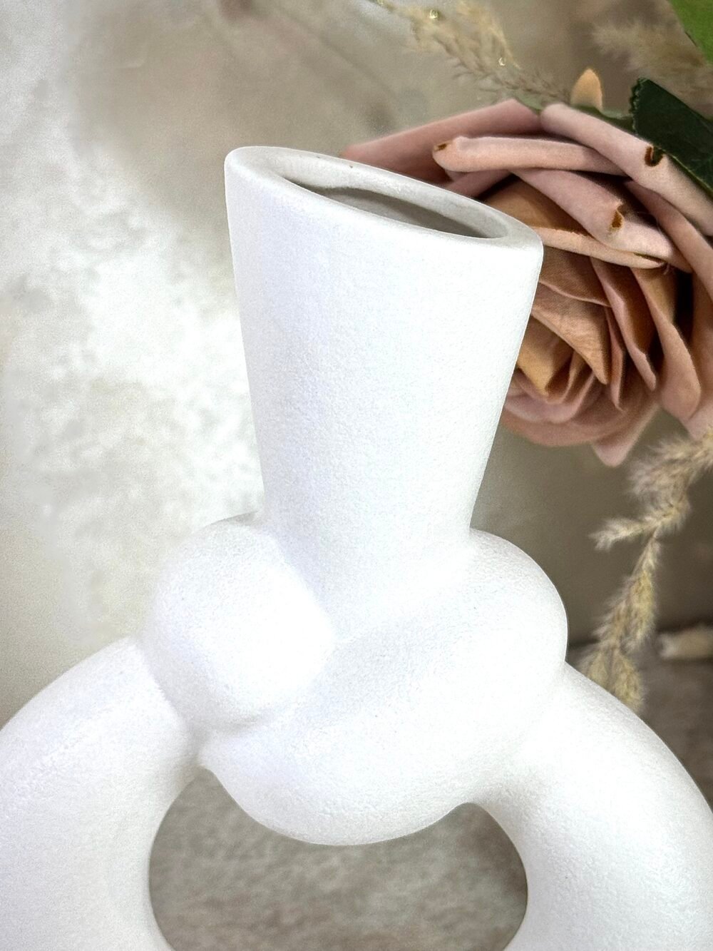 Vase Nœud Troué Abstrait en Céramique – Blanc Élégant, Taille Moyenne, Design Moderne et Sculptural
