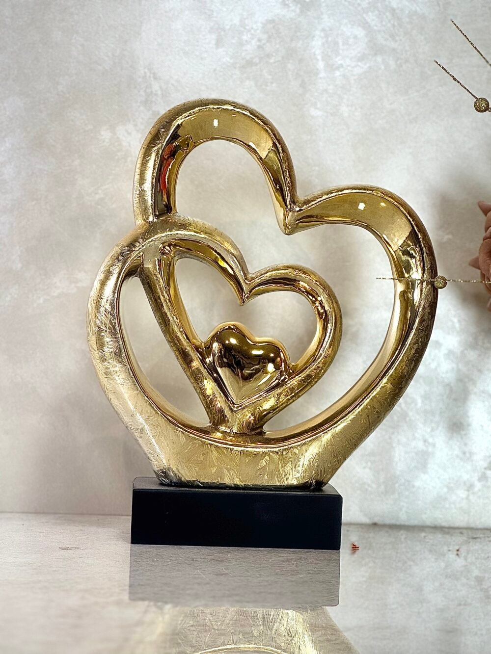 Statue Moderne Élégante Dorée en Forme de Cœurs avec Socle Noir – Design Raffiné pour Intérieur Contemporain