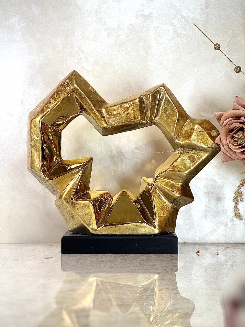 Statue Moderne Élégante Dorée en Forme Abstraite Dentelée avec Socle Noir – Design Raffiné pour Intérieur Contemporain