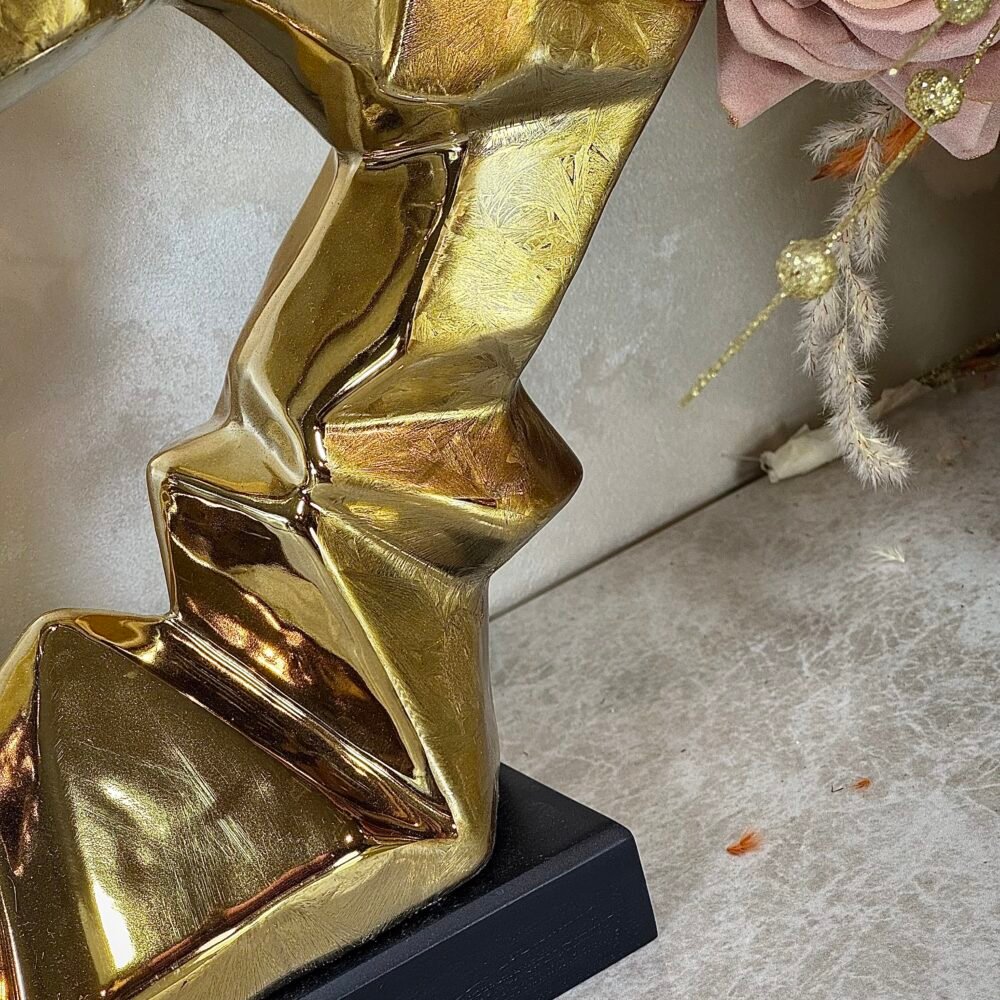 Statue Moderne Élégante Dorée en Forme Abstraite Dentelée avec Socle Noir – Design Raffiné pour Intérieur Contemporain