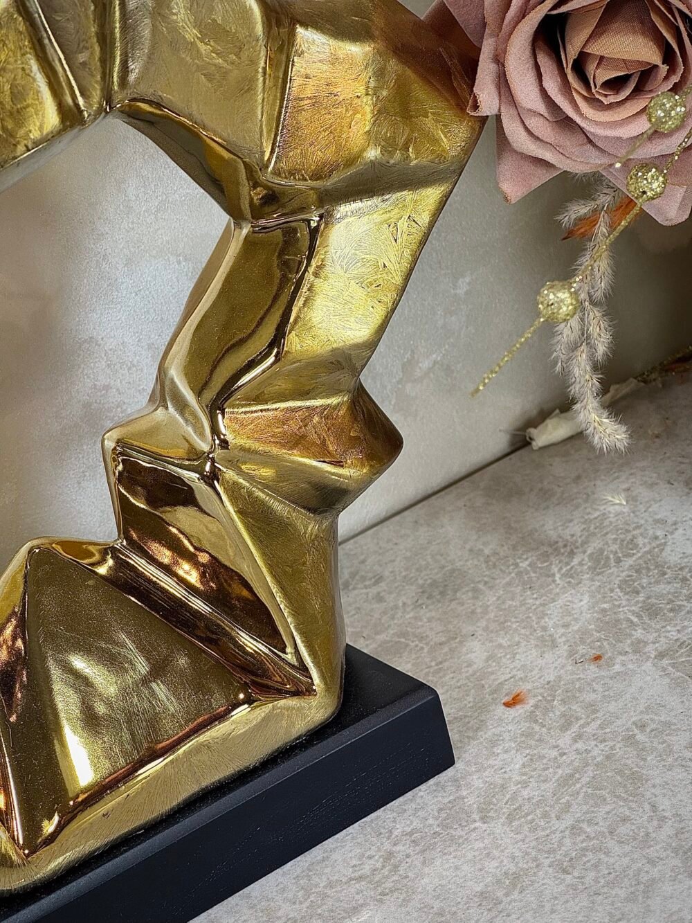 Statue Moderne Élégante Dorée en Forme Abstraite Dentelée avec Socle Noir – Design Raffiné pour Intérieur Contemporain