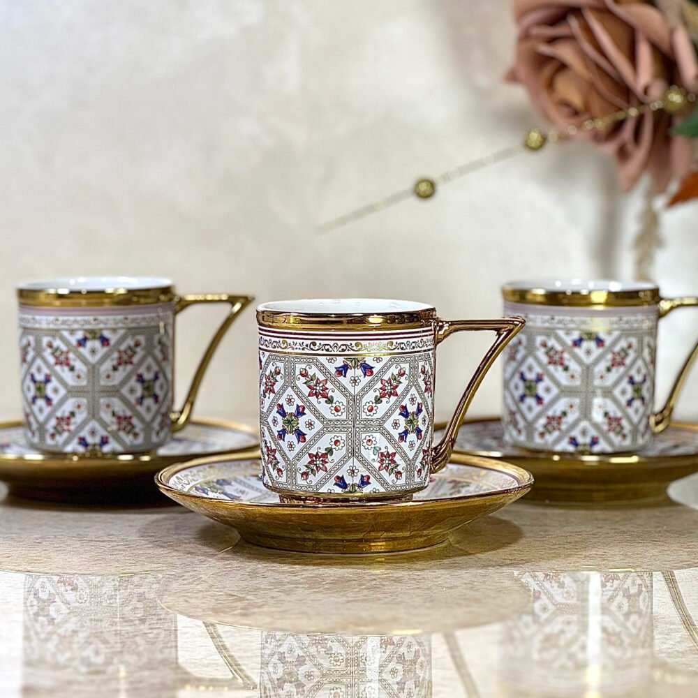 Ensemble de 6 Tasses et Sous-Tasses Antiques – Blanc avec Motif Roses