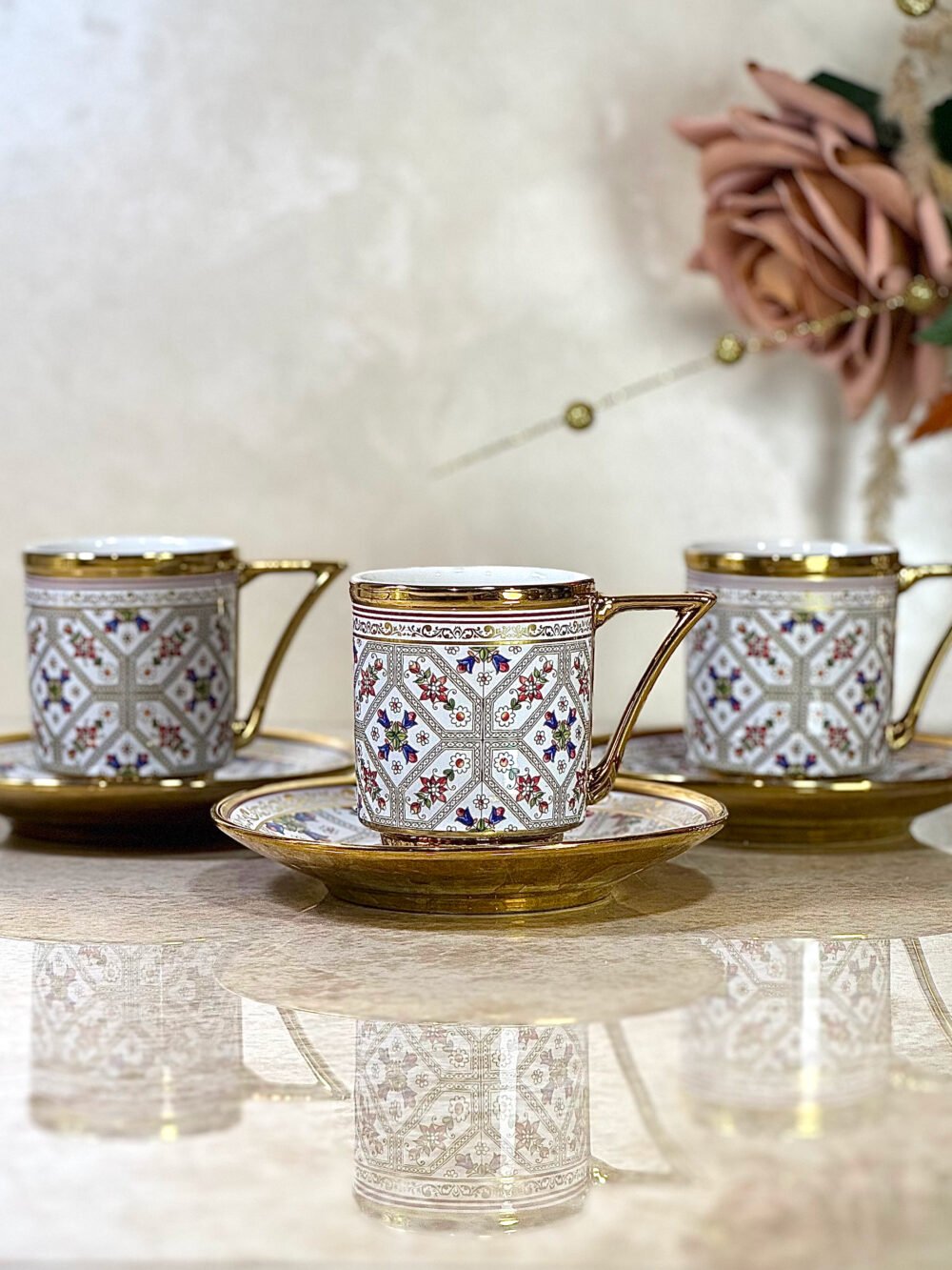 Ensemble de 6 Tasses et Sous-Tasses Antiques – Blanc avec Motif Roses
