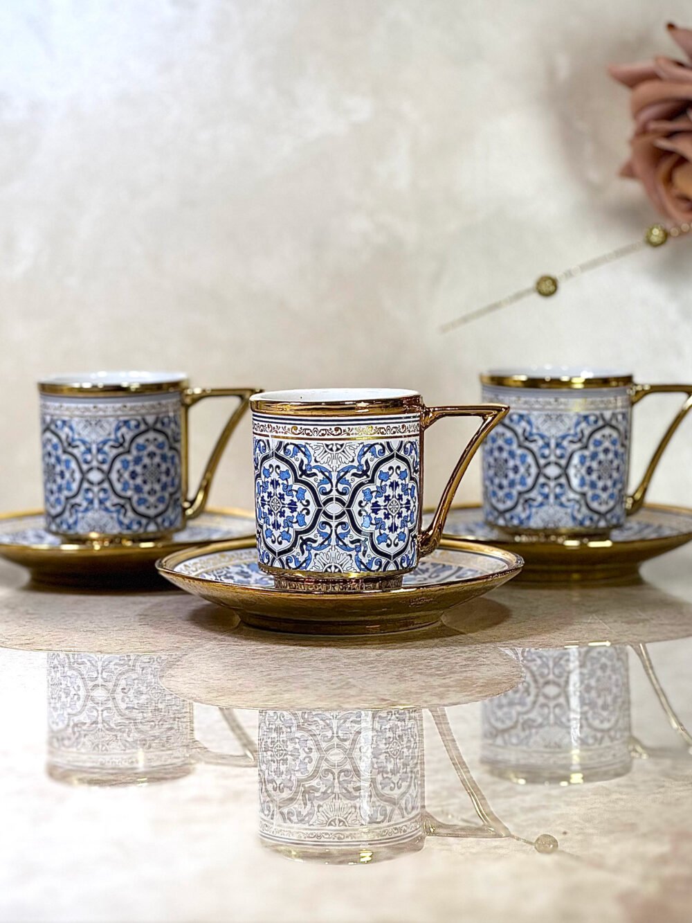 Ensemble de 6 Tasses et Sous-Tasses Antiques – Blanc avec Motif Bleu Élégant