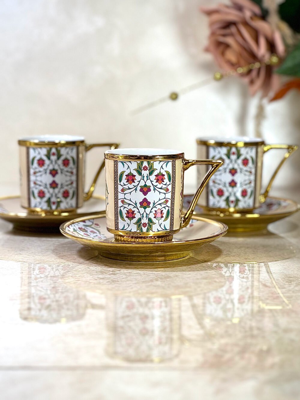 Ensemble de 6 Tasses et Sous-Tasses Antiques – Beige avec Motif Roses