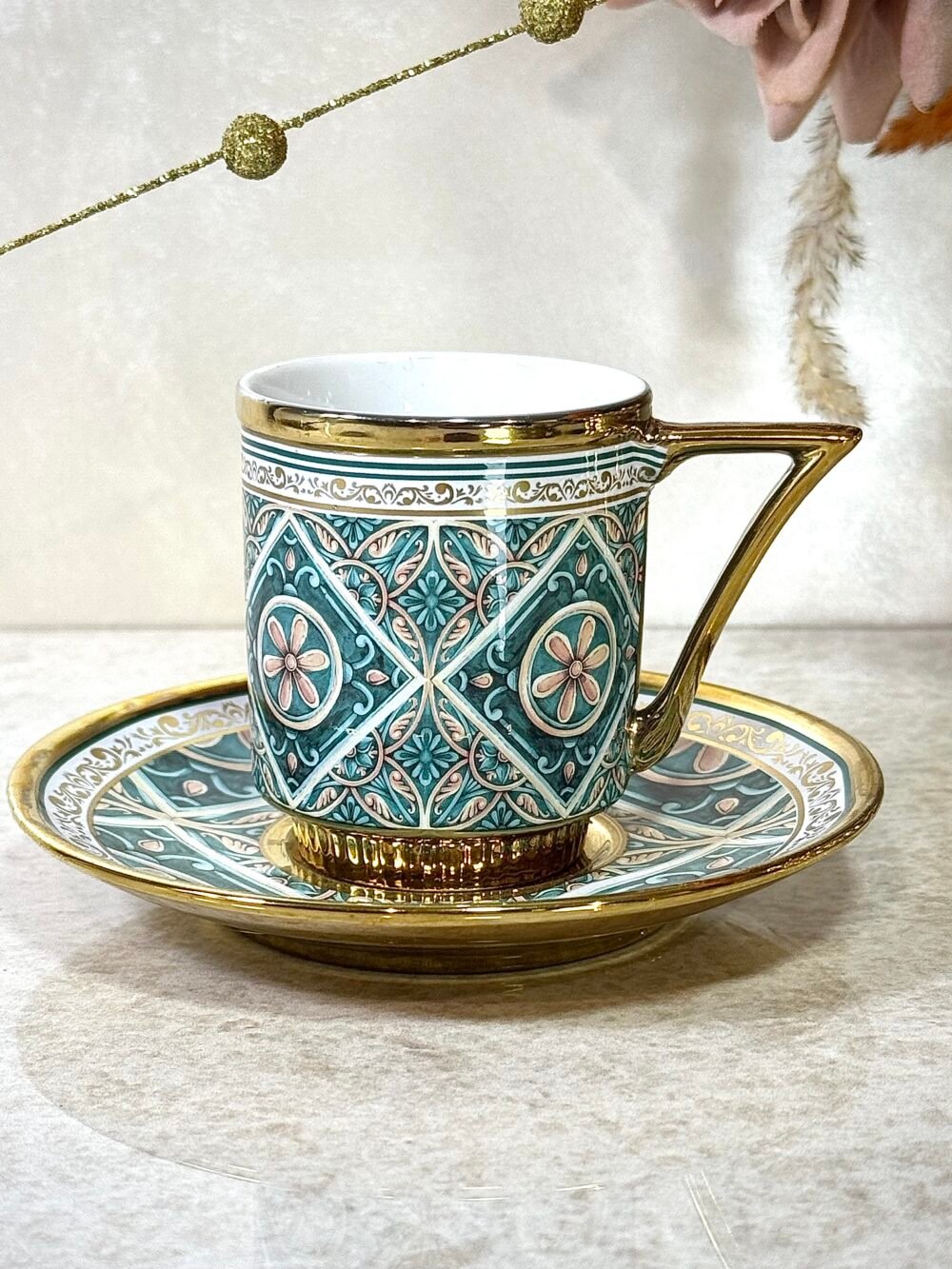 Ensemble de 6 Tasses et Sous-Tasses Antiques – Blanc avec Motif Vert Élégant
