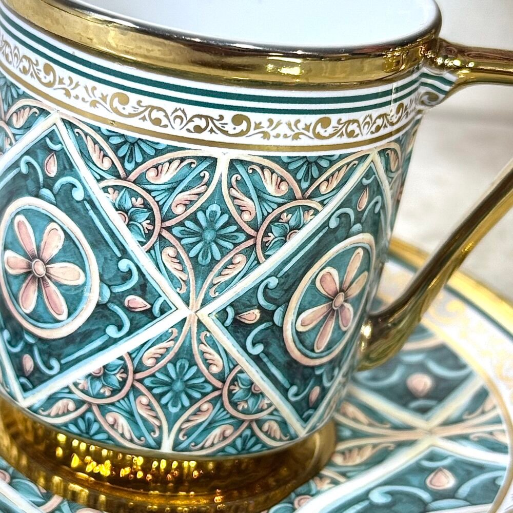 Ensemble de 6 Tasses et Sous-Tasses Antiques – Blanc avec Motif Vert Élégant