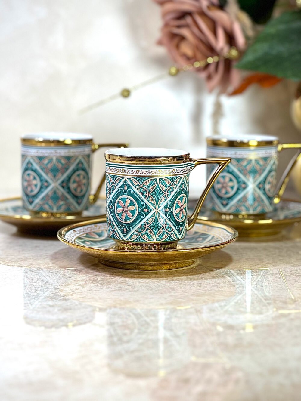 Ensemble de 6 Tasses et Sous-Tasses Antiques – Blanc avec Motif Vert Élégant