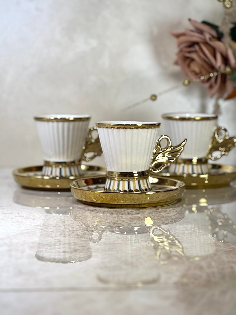 Ensemble de 6 Tasses à Café Cygne avec Sous-Tasses – Blanc et Doré, Motifs Verts et Orange Élégants