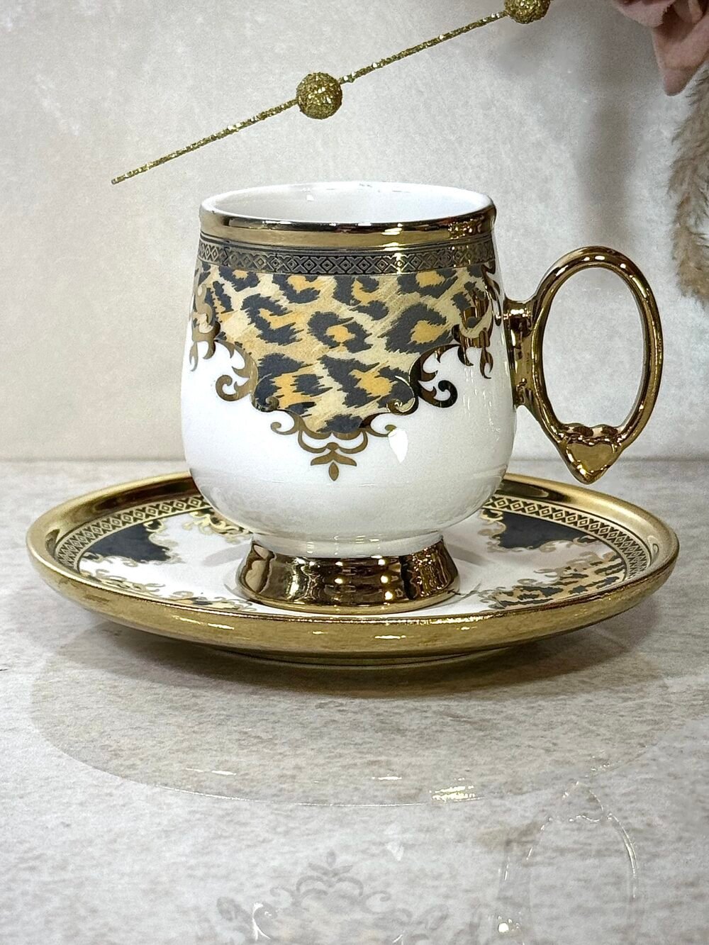 Ensemble de 6 Tasses à Café avec Sous-Tasses – Blanc et Doré, Motif Panthère Orange et Grise