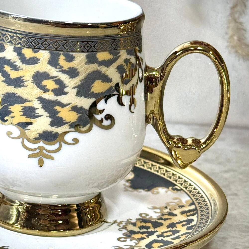 Ensemble de 6 Tasses à Café avec Sous-Tasses – Blanc et Doré, Motif Panthère Orange et Grise