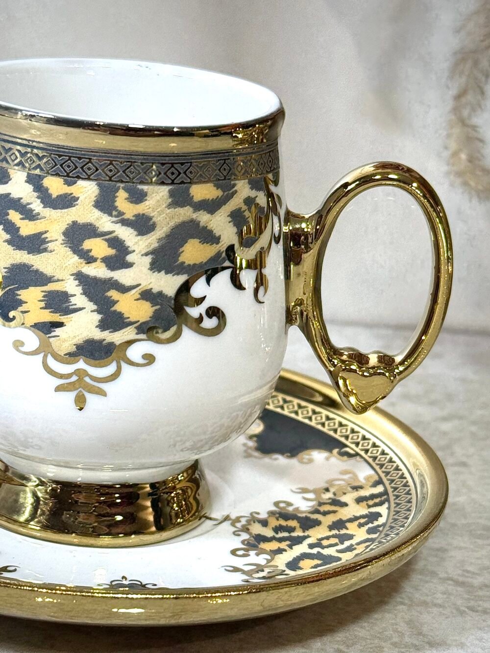 Ensemble de 6 Tasses à Café avec Sous-Tasses – Blanc et Doré, Motif Panthère Orange et Grise