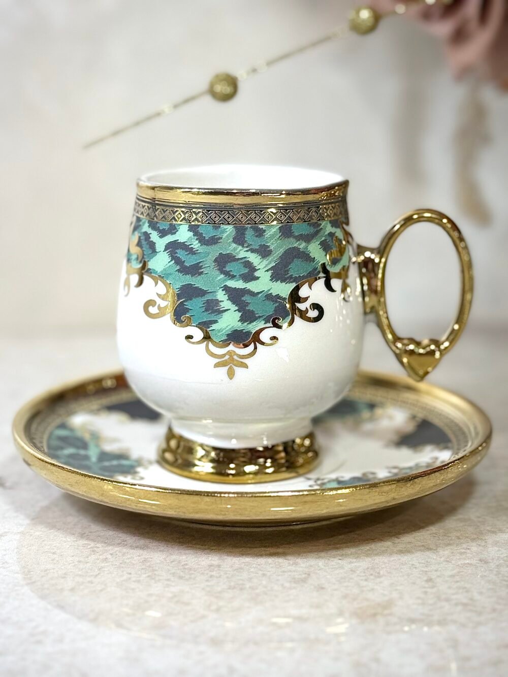 Ensemble de 6 Tasses à Café avec Sous-Tasses – Blanc et Doré, Motif Panthère Vert et Gris