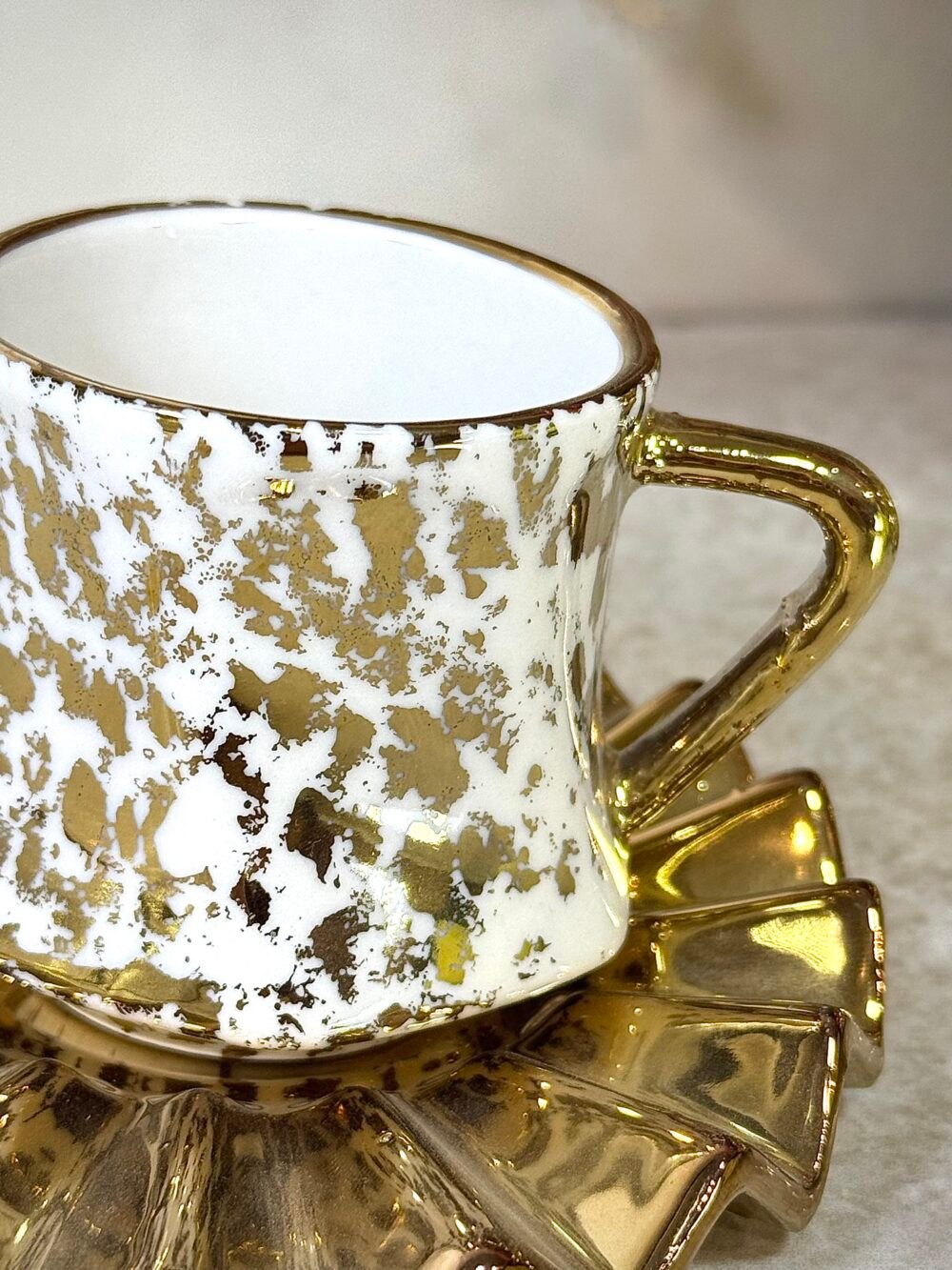 Ensemble de 6 Tasses à Café Blanches et Dorées Tachetées – Élégance Moderne avec Détails Dorés