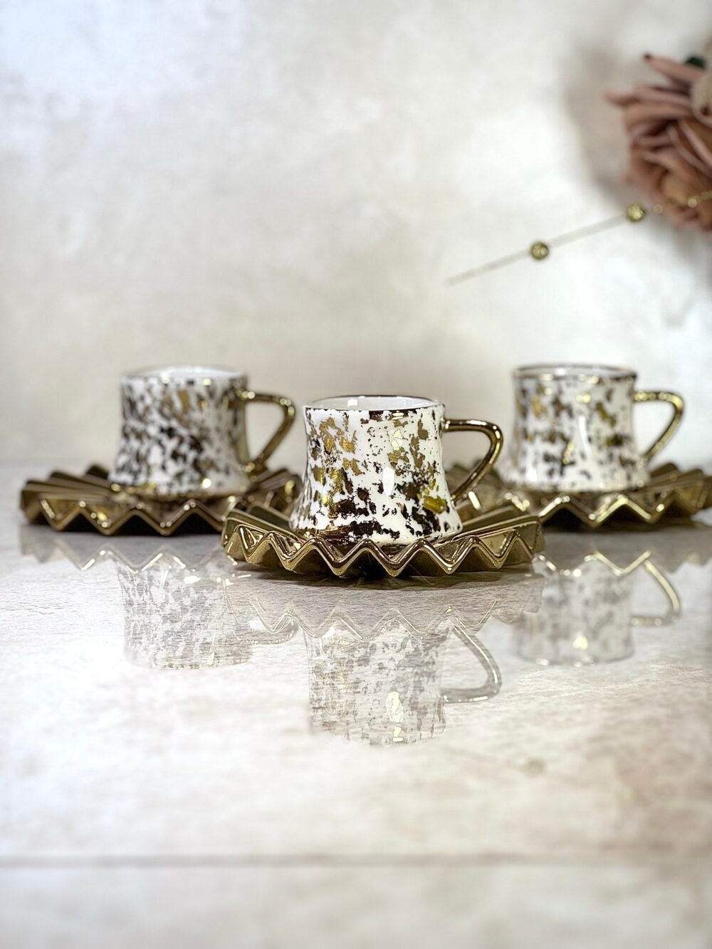 Ensemble de 6 Tasses à Café Blanches et Dorées Tachetées – Élégance Moderne avec Détails Dorés