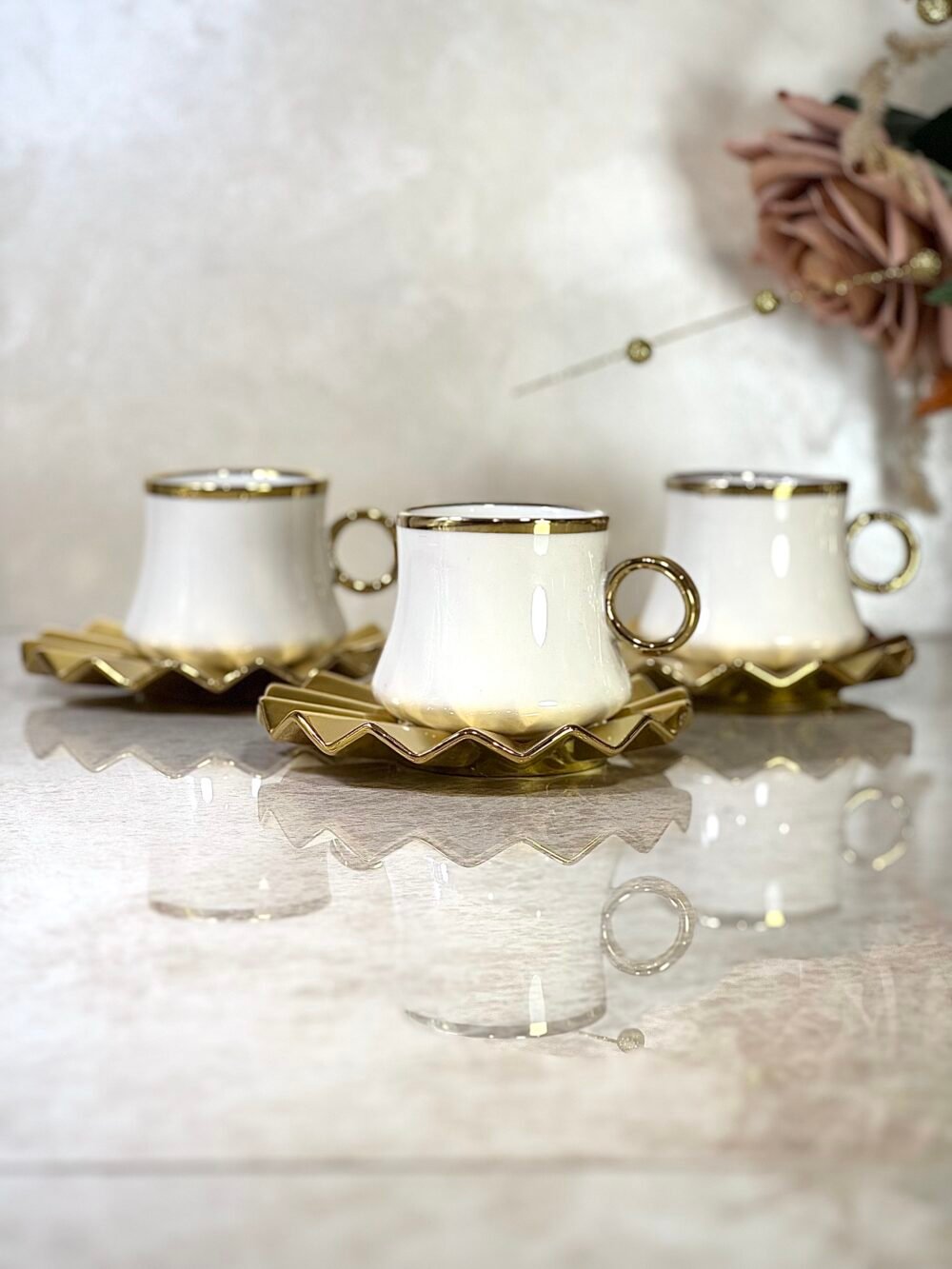 Ensemble de 6 Tasses à Café Blanches et Dorées – Sobriété Chic pour une Dégustation Élégante