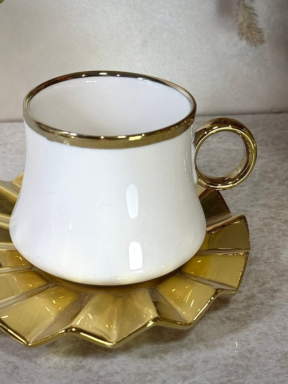 Ensemble de 6 Tasses à Café Blanches et Dorées – Sobriété Chic pour une Dégustation Élégante