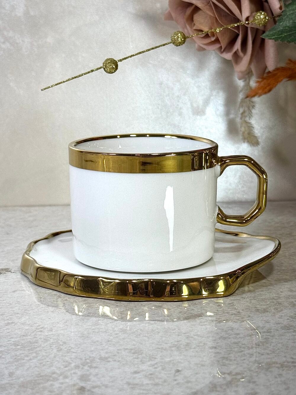 Ensemble de 6 Grandes Tasses à Café Blanches avec Accents Dorés – Élégance Subtile et Format Confortable