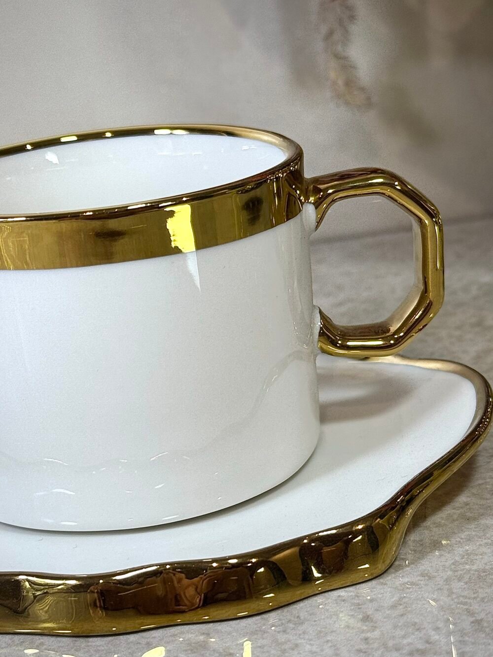 Ensemble de 6 Grandes Tasses à Café Blanches avec Accents Dorés – Élégance Subtile et Format Confortable