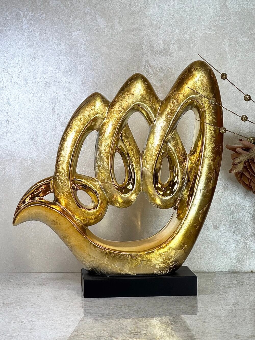 Statue Moderne Élégante Dorée en Forme de Colombe avec Socle Noir – Symbole de Paix et Élégance Contemporaine