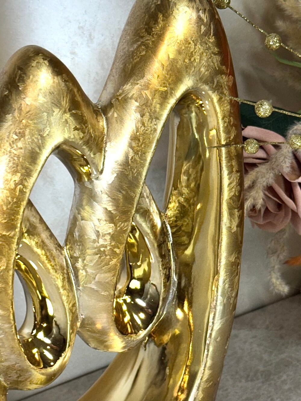 Statue Moderne Élégante Dorée en Forme de Colombe avec Socle Noir – Symbole de Paix et Élégance Contemporaine