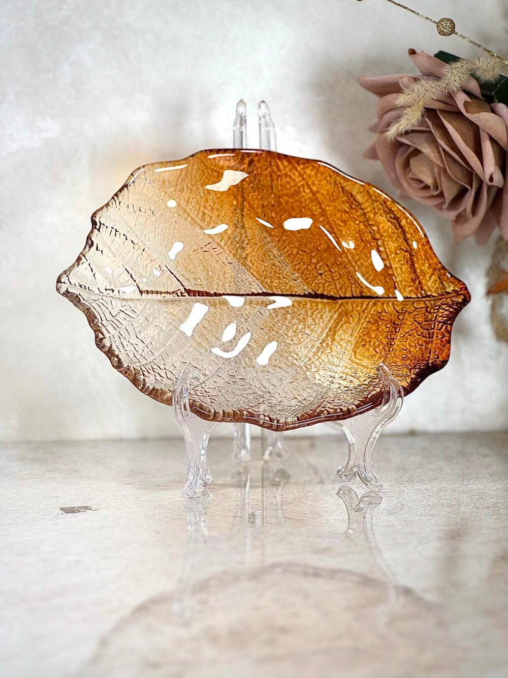 Assiette Feuille Transparente et Orange – Design Naturel Élégant pour Présentation ou Décoration