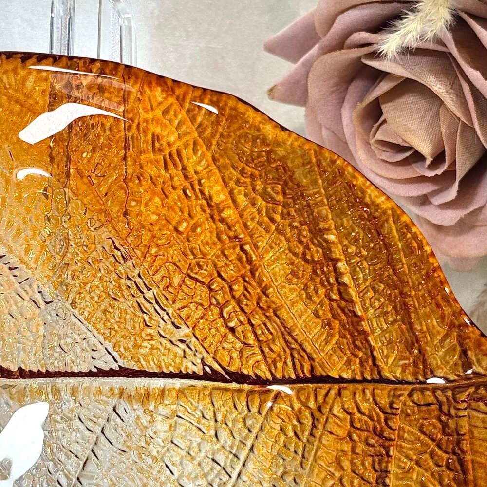 Assiette Feuille Transparente et Orange – Design Naturel Élégant pour Présentation ou Décoration