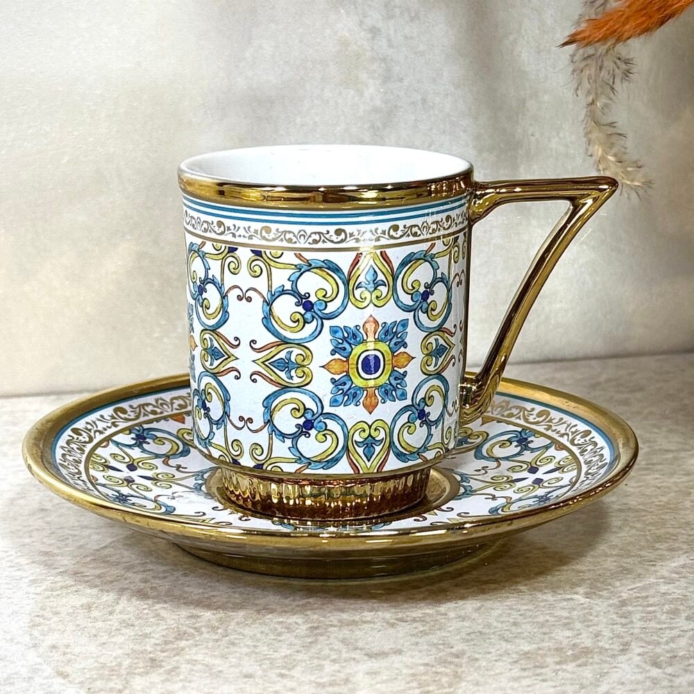 Ensemble de 6 Tasses et Sous-Tasses Antiques – Blanc avec Motif Bleu et Jaune Élégant