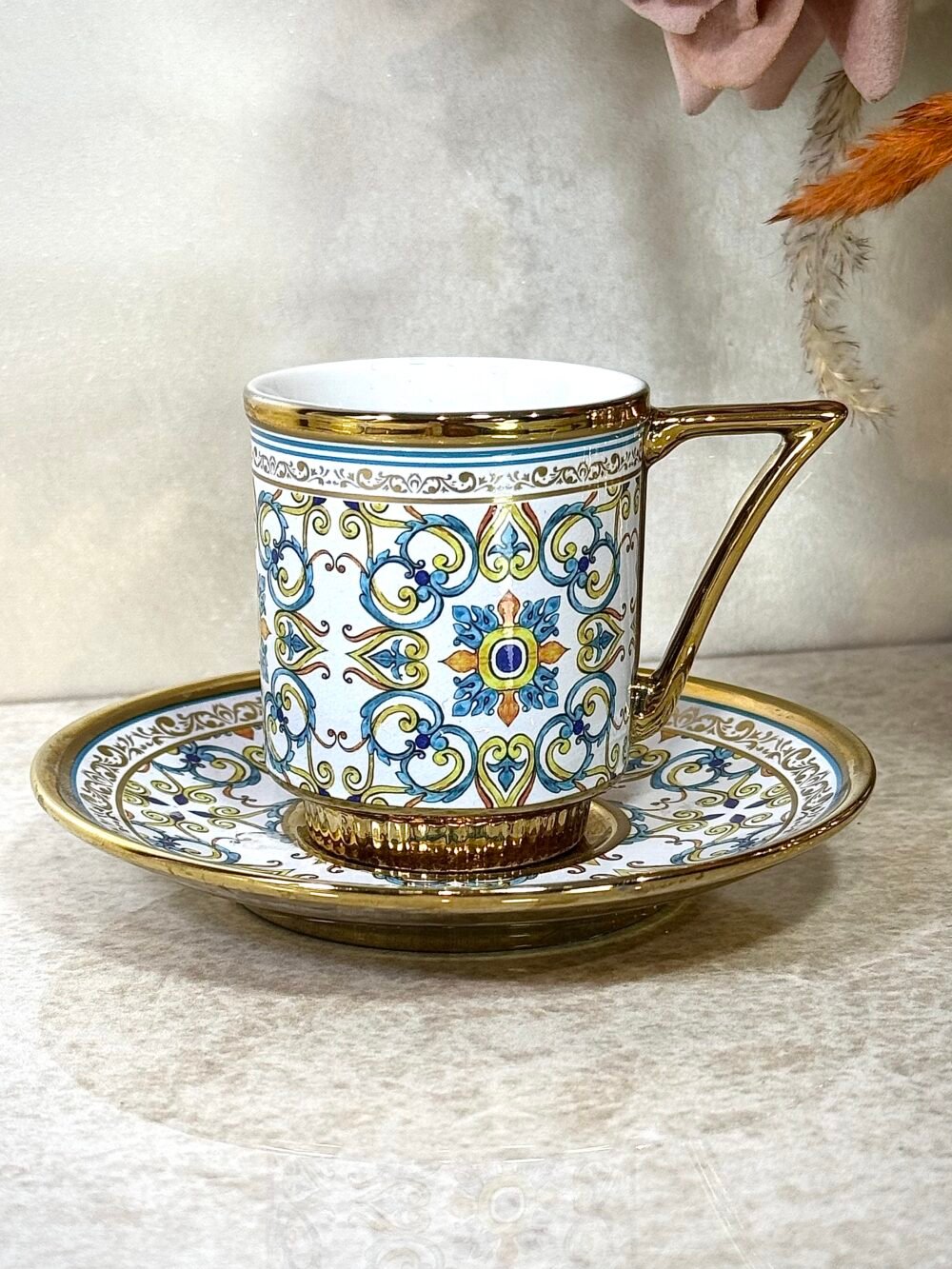 Ensemble de 6 Tasses et Sous-Tasses Antiques – Blanc avec Motif Bleu et Jaune Élégant