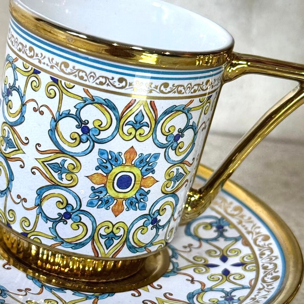 Ensemble de 6 Tasses et Sous-Tasses Antiques – Blanc avec Motif Bleu et Jaune Élégant