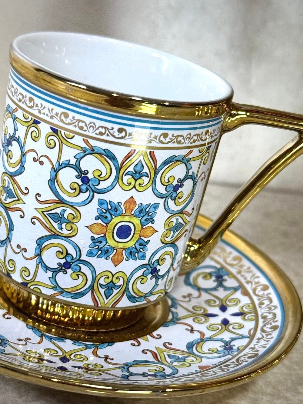 Ensemble de 6 Tasses et Sous-Tasses Antiques – Blanc avec Motif Bleu et Jaune Élégant