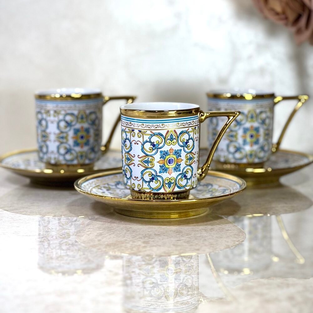 Ensemble de 6 Tasses et Sous-Tasses Antiques – Blanc avec Motif Bleu et Jaune Élégant
