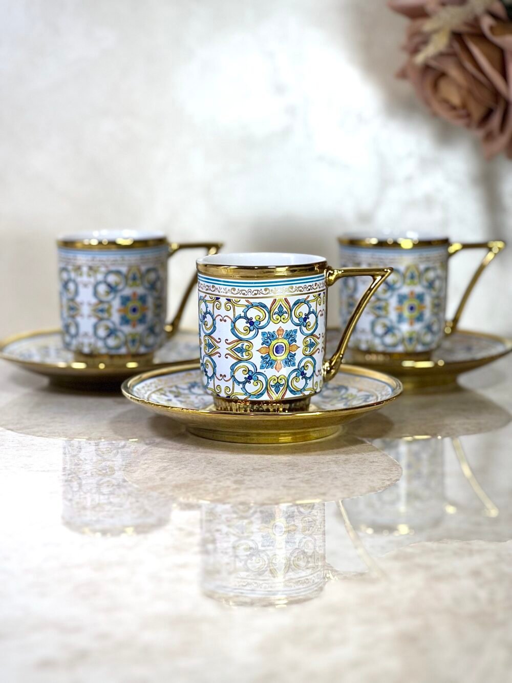 Ensemble de 6 Tasses et Sous-Tasses Antiques – Blanc avec Motif Bleu et Jaune Élégant