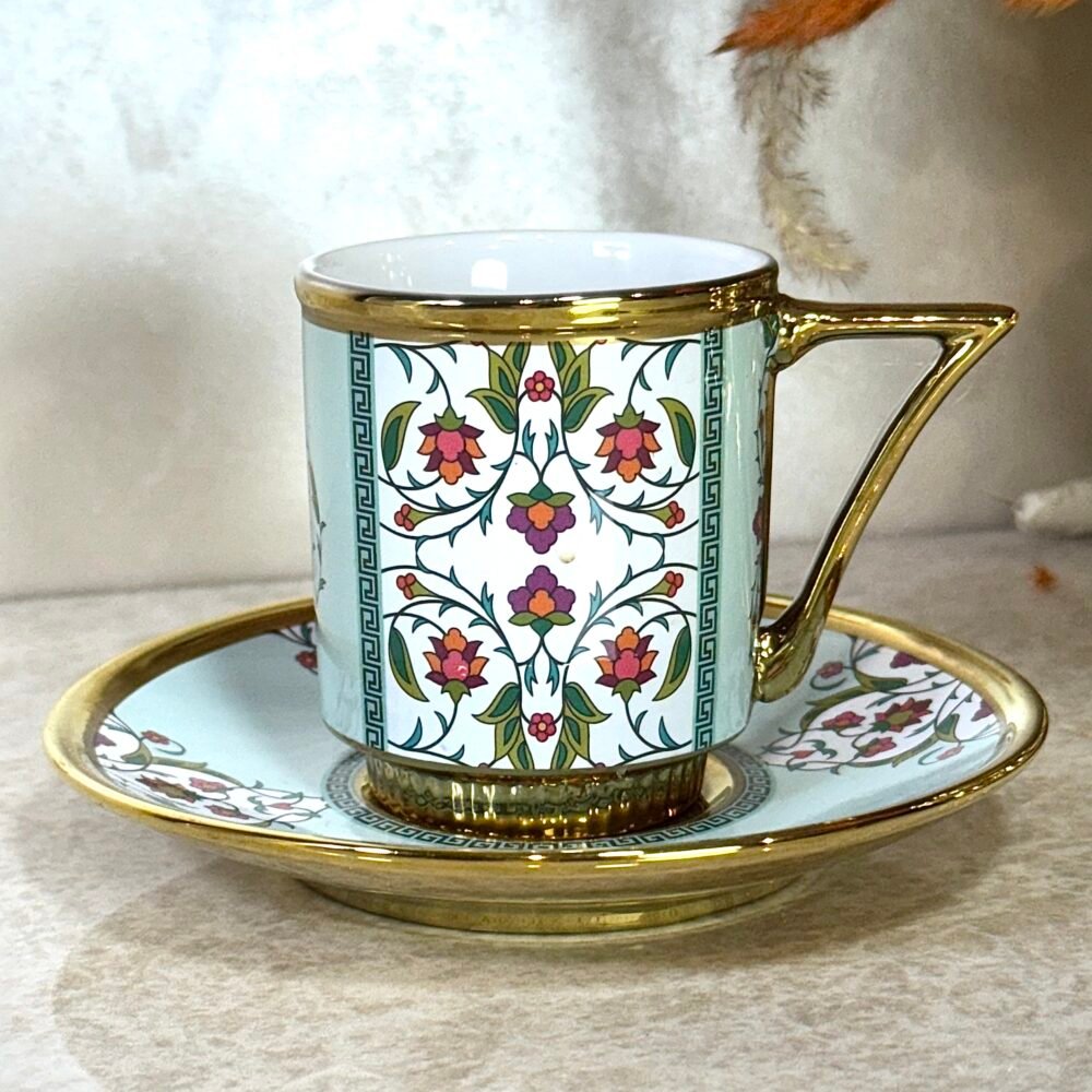 Ensemble de 6 Tasses et Sous-Tasses Antiques – Blanc avec Motif Roses Rouges et Cyan Élégant